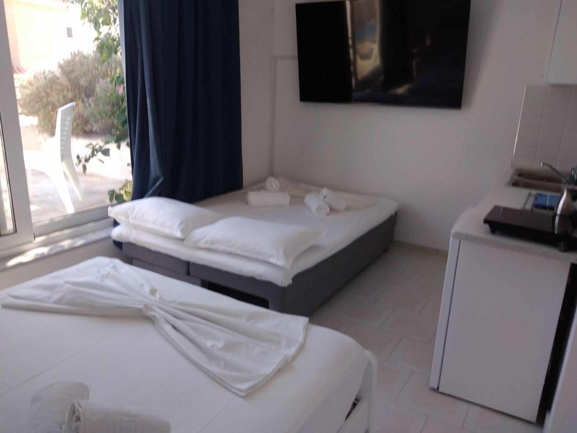 Blue Dolphin Studios And Apartment Vagia  Bagian luar foto